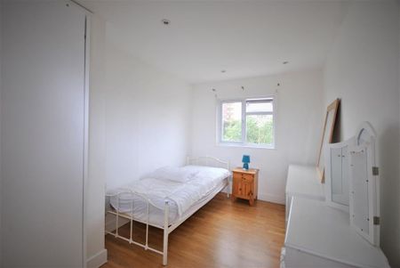 5 bedroom semi-detached house to rent - Photo 3