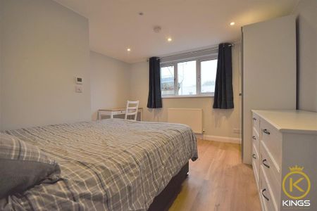 5 bedroom end of terrace house to rent - Photo 2