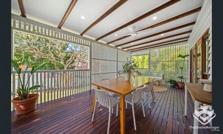 Quintessential Queenslander with a Modern Twist! - Photo 2