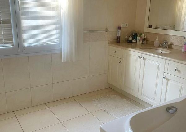 FOR RENT: SPACIOUS AND ELEGANT VILLA IN MORAIRA with 4 bedrooms for LONG TERM