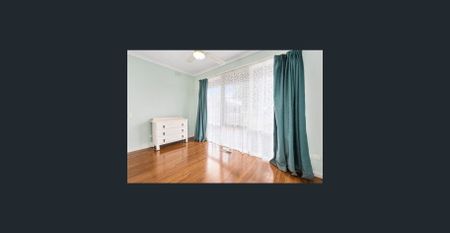 PERFECTLY POSITIONED FAMILY HOME - Photo 4