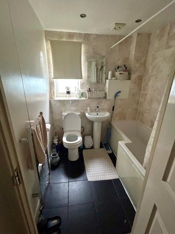 2 Bed Flat, Royal Oak Court, RM6 - Photo 4