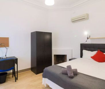 Room in a shared 8-bedroom apartment for rent in Sant Gervasi Galvany perfect for students or professionals. - Photo 5