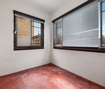 Art Deco Charm in Boutique ‘Ravenswood’ Complex! - Photo 2