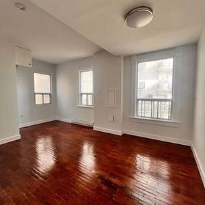 HURRY IN STUNNING UPPER LEVEL SPACIOUS STUDIO - Photo 2