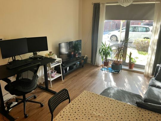 Room in a Shared Flat, St Georges Grove, SW17 - Photo 1