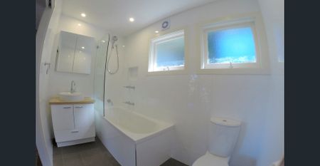 CLASSIC BEACH HOUSE - WALK TO EVERYTHING! - Photo 4