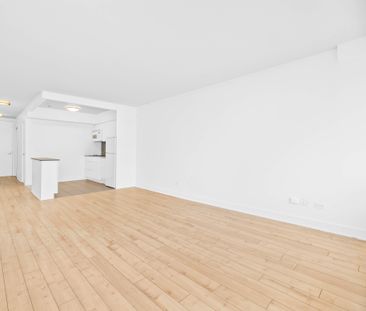 3475 Rue de la Montagne - Spacious and Bright Studio Apartment for ... - Photo 3