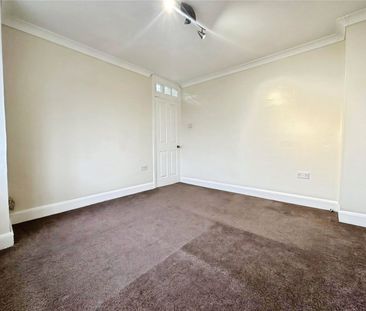 Meadow Gardens, Staines, Middlesex, TW18 3HE - Photo 6