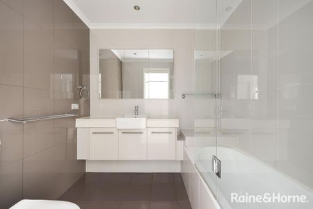 Spacious Modern Apartment in Prime Position - Photo 5