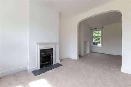 Traditional two-bedroom terraced cottage with great transport links - Photo 4