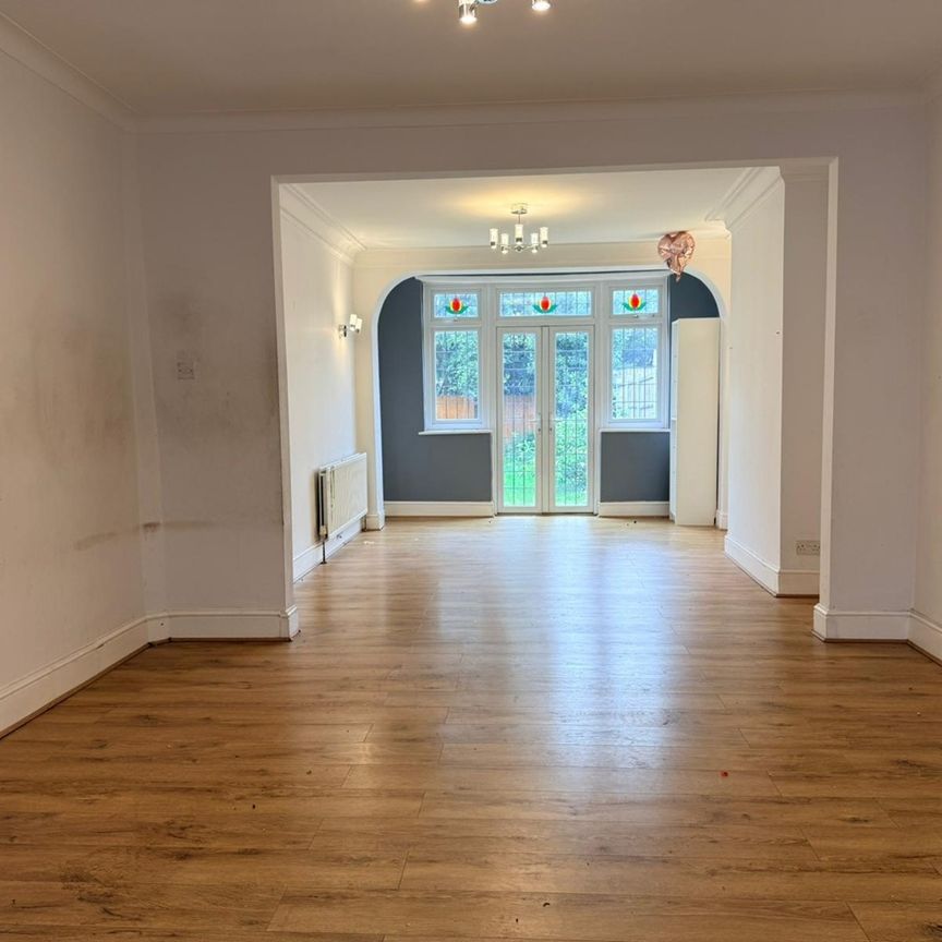 4 Bed Terraced House, Hastings Avenue, IG6 - Photo 1
