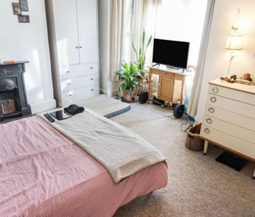 3 Bed Terraced House, Malmesbury Road, SO15 - Photo 2