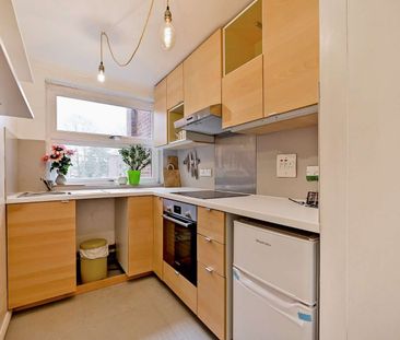 SHORT TERM - A first floor one bedroom flat to rent in heart of the... - Photo 3