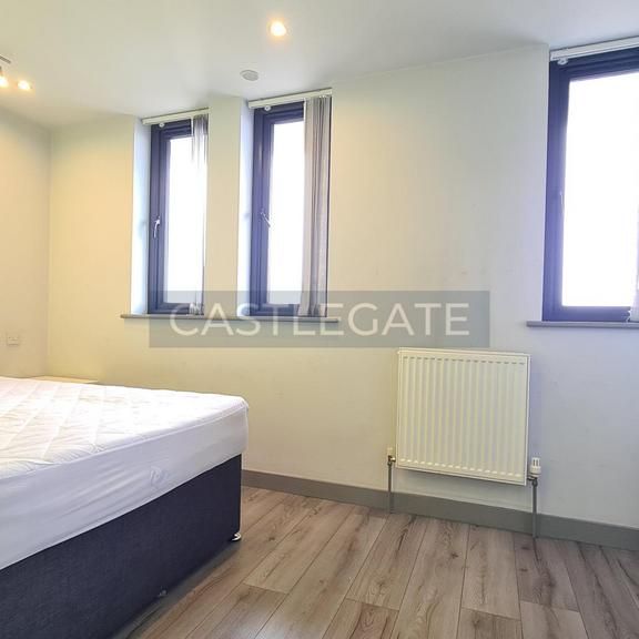 1 bedroom in a flat share to rent - Photo 1