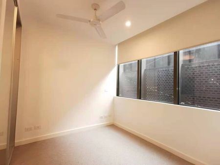 1 bedroom 1 bathroom in North Melbourne - Photo 3