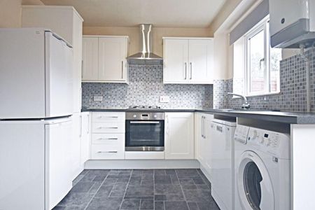 3 bedroom semi-detached house to rent - Photo 5