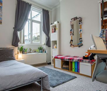 Large extension to kitchen/lounge with landscaped rear garden - Photo 1