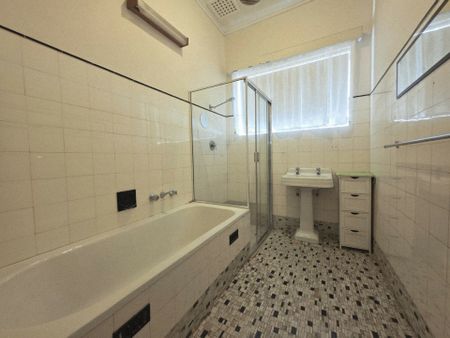 Neat 3-Bedroom Home in Convenient Royal Park Location - Photo 4