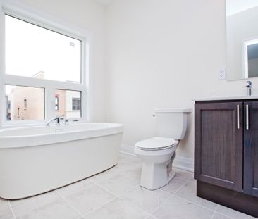 For Lease - 99 Causland Lane, Richmond Hill, Ontario - Photo 3