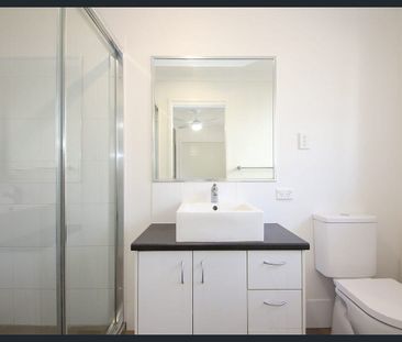 Spacious & Modern 3-Bedroom Unit in Prime Wynnum West Location - Photo 6