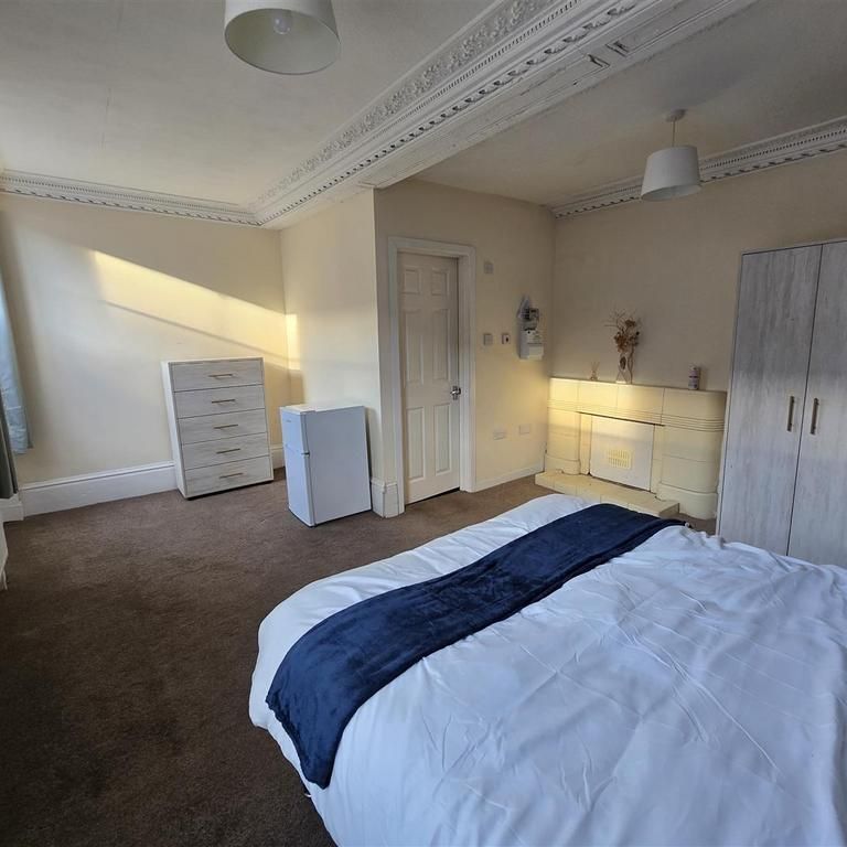 1 bedroom in a house share to rent - Photo 1