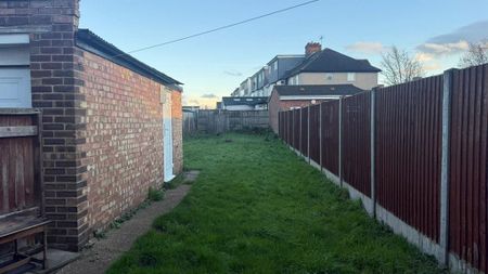 3 bedroom semi-detached house to rent - Photo 3