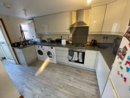 5 bedroom terraced house to rent - Photo 5