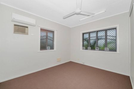Unique 6 Bedroom Home - 3 Bay Shed - Large Block - Photo 4