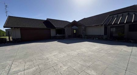 Stunning Lifestyle Property Just Outside Morrinsville - Space, Comfort & Office Ready! - Photo 3