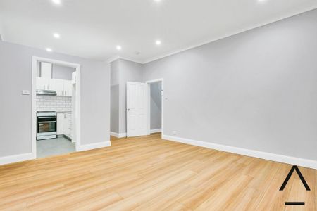 Tastefully Renovated, Character Filled, Centrally Located, Sun-Kissed And Spacious Three Bedroom Family Home, Only Moments To Cafes And Transport - Photo 3