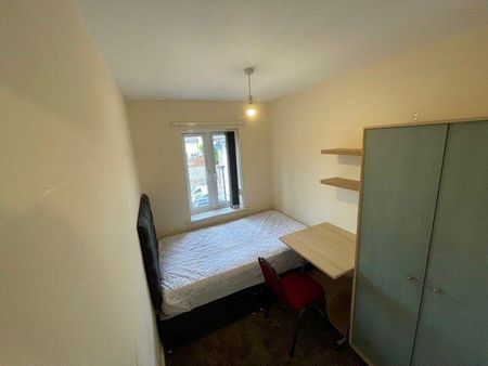 3 bedroom flat to rent - Photo 5
