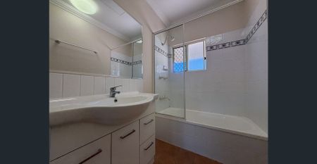 2 BEDROOM TOWNHOUSE IN CENTRAL LOCATION + TRANQUIL COURTYARD! - Photo 5