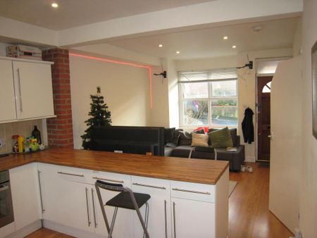 2 bedroom flat to rent - Photo 2