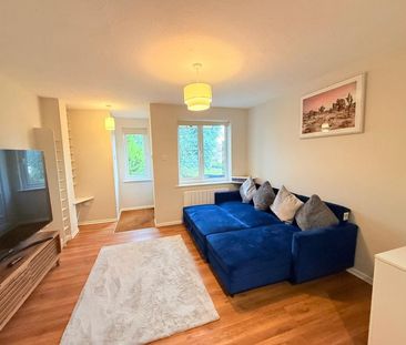 The Orchard, Lightwater, Surrey, GU18 - Photo 5