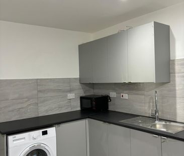 Studio flat close to goodmayes station- ideal for working couples - Photo 5