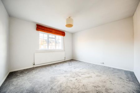4 bedroom end of terrace house to rent - Photo 2