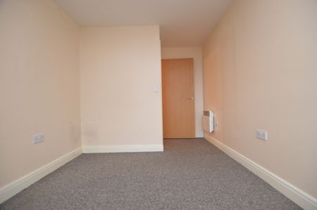 2 Bedroom FIrst Floor Flat - Photo 3