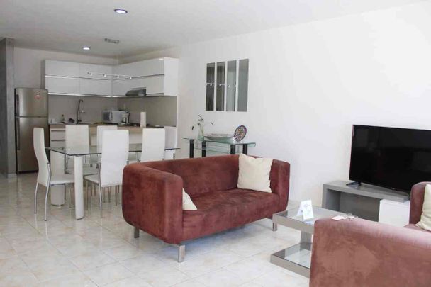 Moderna y preciosa casa, ideal para ejecutivos o parejas, situada a calles de la Av. García Lavin. - Photo 1