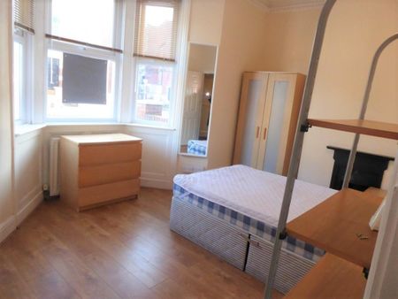 3 bedroom flat to rent - Photo 4