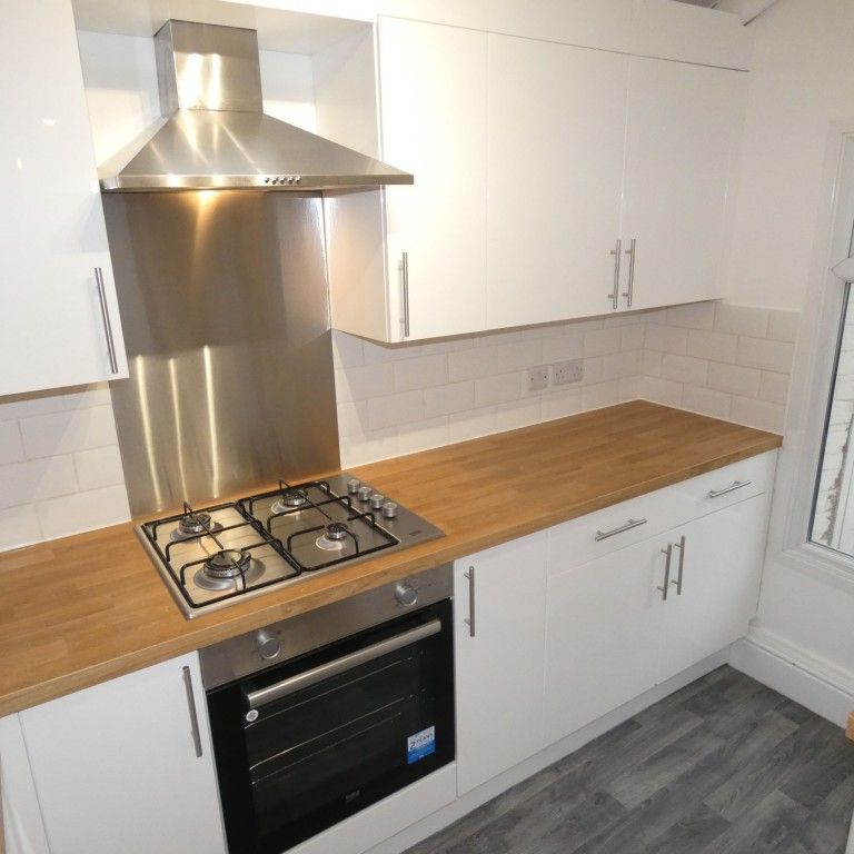 3 bed Terraced - To Let - Photo 1