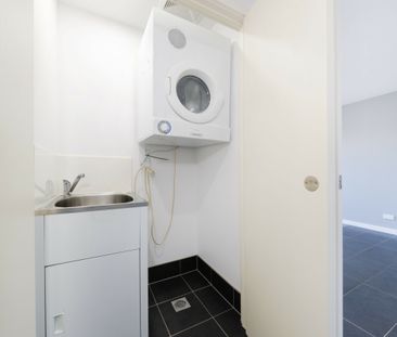 Modern One Bedroom Apartment With Separate Study - Photo 4