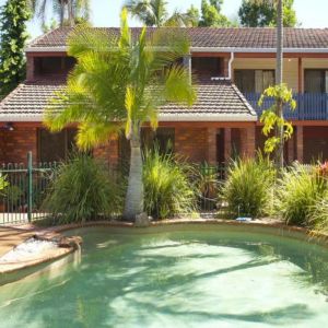 Two level living with pool... - Photo 3