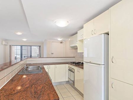 TOWNHOUSE STYLE TWO BEDROOM APARTMENT - Photo 5