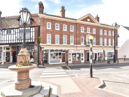 Situated in the heart of Westerham village, this generously proportioned apartment boasts bright and airy accommodation with private street entrance. - Photo 3