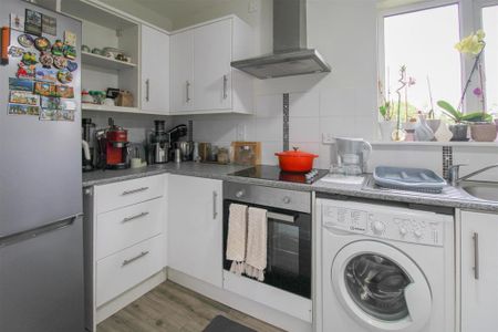 2 bedroom end of terrace house to rent - Photo 4