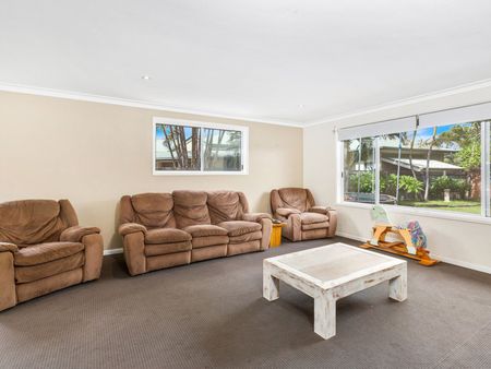 Large 4 bedroom family home with large yard - Photo 2