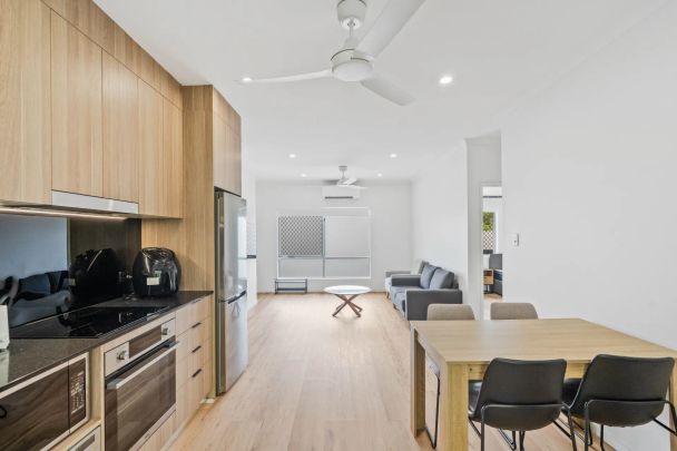 Furnished, modern, two bedroom apartment - Photo 1