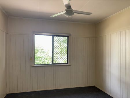 Freshly renovated 4 home - Photo 3