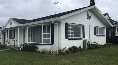 Elegant Stand-Alone Unit For Rent - Photo 4